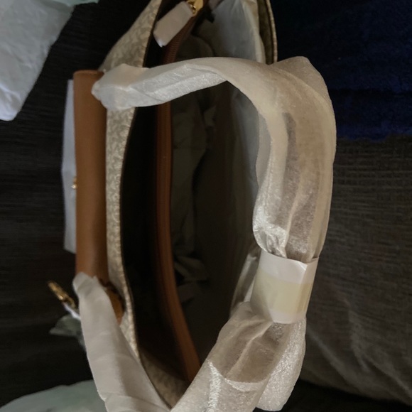 Jet Set Large Logo Pocket Tote Bag - Picture 3 of 3